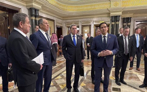 Varios de los delegados que asistieron a la reunión en el Palacio Diriyah en Riad, Arabia Saudita, el 18 de febrero de 2025.