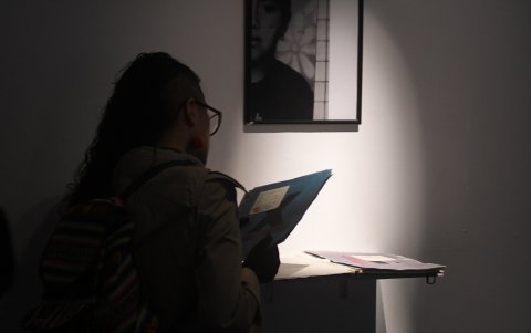 La muestra cuenta con videos, piezas intervenidas y bitácoras construidas a raíz de archivo del conflicto de 1995.