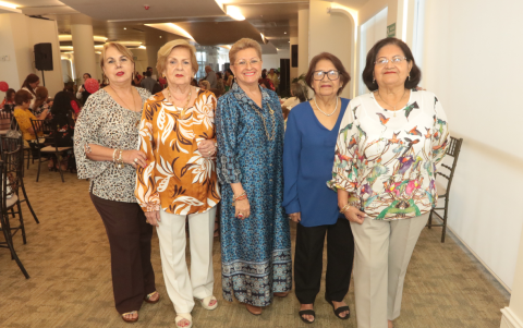 Gina Serrano, Nena Serrano, Malena Quirola de Lara, Nancy Valdiviezo y Noemí Valdivieso.