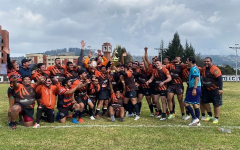 El equipo entrena a la par que los jóvenes con problemas de motricidad, juntos hacen plantillas completas.