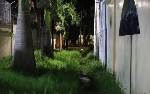 Escena. A lo largo de avenidas como Víctor Emilio Estrada y Costanera, las peatonales presentan luminarias descompuestas, maleza y desechos, lo que genera miedo entre los vecinos.