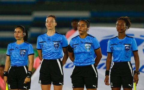 Zambrano (c-d) ha dirigido en tres ediciones de Copa Libertadores femenina.
