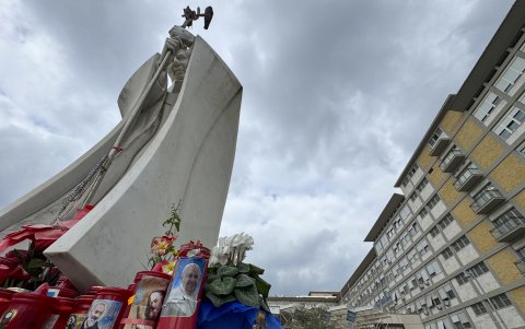 El papa pasó la noche tranquilo y desayunó en el sexto día de hospitalización en el Gemelli de Roma.