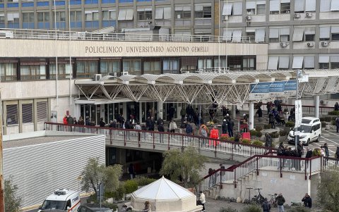 Los medios se apostan frente al hospital Gemelli y continúa su tratamiento para la infección de las vías respiratorias por la que tuvo que ser ingresado el pasado viernes.