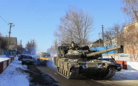 Patrullas de tanques ucranianos en un pueblo cerca de Kupiansk en el área de Kharkiv, Ucrania, 19 de febrero de 2025.