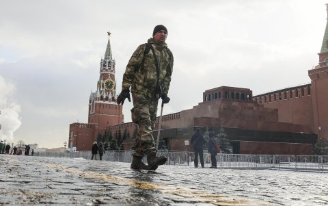 Un hombre vestido con uniforme militar camina por la Plaza Roja, cerca del Kremlin, en Moscú, Rusia, el 19 de febrero de 2025.