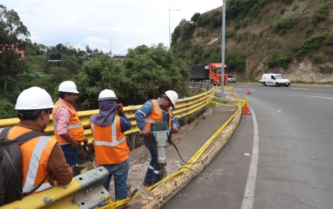 Estructura. Producto del deslizamiento de tierra se desprendió una parte de la barreras de protección del talud, a pocos metros se encuentra la vía.