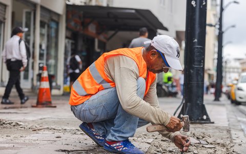 Aceras. Las de las calles Olmedo, Eloy Alfaro y El Oro han sido las primeras en ser renovadas. Habitantes piden continuar con las de las calles Machala y Chimborazo.