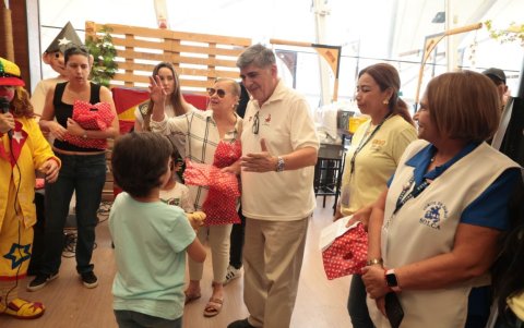Actividad. La Balandra, restaurante de mariscos en Mercado del Río, brindó jornadas llena de juegos y sorpresas a niños atendidos en SOLCA y de otras instituciones en varias ocasiones..