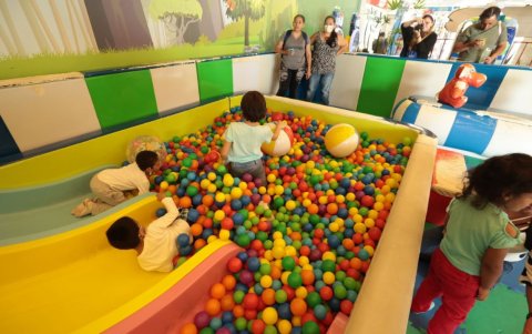 Malecón. Los niños y niñas de SOLCA pudieron divertirse en los juegos Safari del Malecón 2000.