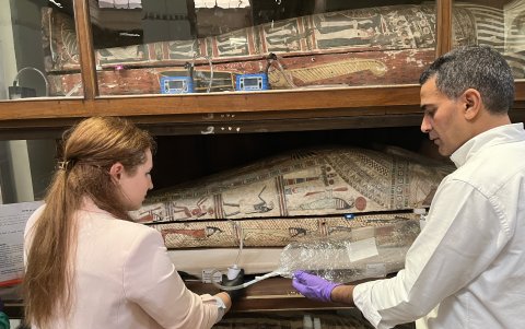 Emma Paolin, investigadora de la Universidad de Liubliana, y Abdelrazek Elnaggar, investigador de la Universidad de Ain Shams en Egipto, tomando muestras de un sarcófago en el Museo de El Cairo.