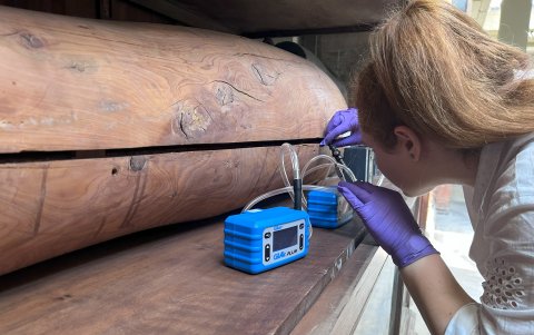 Emma Paolin, investigadora de la Universidad de Liubliana, preparando un muestreo activo del aire que rodea a las momias egipcias. CRÉDITO