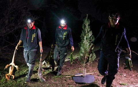 cazadores contratados por el gobierno cargando iguanas capturadas por la noche en Pingtung. La población de iguanas de Taiwán se ha disparado.
