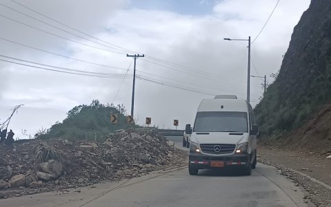 En el kilómetro 53 existe un gran socavón que hace que solo esté habilitado un carril dela vía.