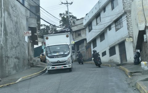 Solicitud. El mal estado de la calle Rumihurco y la falta de señalización son otros problemas que denuncian los vecinos. Esperan que la vía quede en mejor estado.