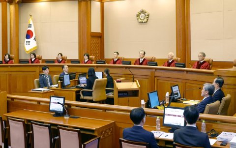Los ocho jueces del Tribunal Constitucional de Corea, en el juicio del presidente destituido de Corea del Sur, Yoon Suk Yeol.