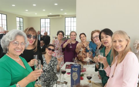 Isabel de Riofrío, Patricia de Barrezueta, Cecilia de Macías, Elizabeth de Carlier, Mariana de Alvarado, Silvia de Ruiz, Graciela de Leoro, Esther de Marín y Beatriz Wagner.