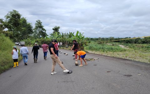 Los moradores de La Piedadcita bloquearon una parte de la carretera para evitar colapse al pasar un bus.
