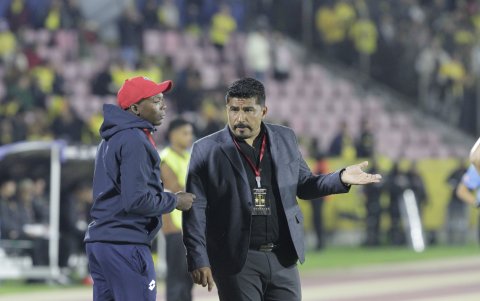 Omar Asad (d) dijo que su equipo dominó, pero que le faltó definición.