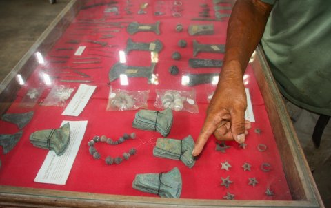 En este espacio se exhibe miles de piezas precolombinas, en la  provincia de Santa Elena