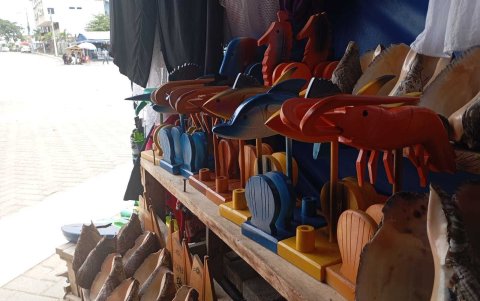 Los artesanos locales  utilizan pedazos madera para hacer sus trabajos.