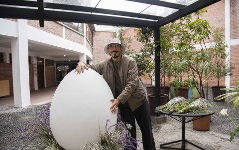 Cevallos empezó a elaborar la pieza en 2023 y para ello usó MDF, papel maché y arcilla.