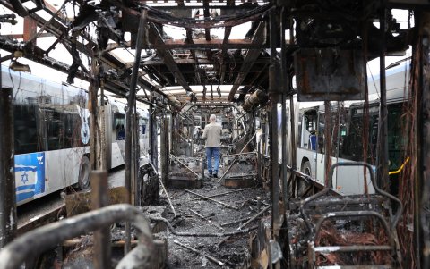 Un autobús calcinado en el estacionamiento principal de autobuses luego de un incidente ocurrido la noche anterior, en Bat Yam, Israel, el 21 de febrero de 2025.