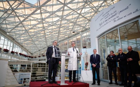 Luigi Carbone y Sergio Alfieri, médicos del Papa en el Hospital Universitario Gemelli, hablan sobre la salud de Francisco en Roma, este 21 de febrero de 2025.
