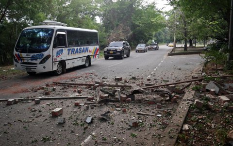 Fotografía de escombros en una vía de Villa del Rosario este jueves, en Cúcuta (Colombia).