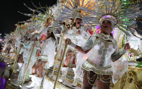 Foto de archivo de la escuela de samba Mangueira en el Sambódromo de Río de Janeiro (Brasil).