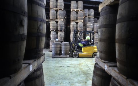 Barriles de añejamiento de ron en la destilería cubano-francesa Havana Club, en San José (Cuba).