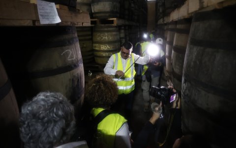 El maestro del ron cubano Asbel Morales sirviendo ron Havana Club, en el almacén de maduración de la destilería de San José, provincia de Mayabeque (Cuba).