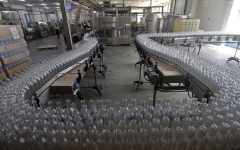 Botellas en una cinta distribuidora en una destilería de Ron en San José (Cuba).