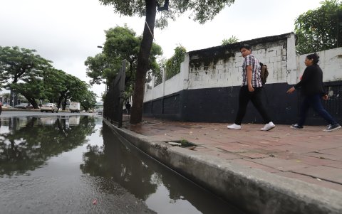 Invierno. Los daños preexistentes en instituciones educativas son acentuados por las lluvias.