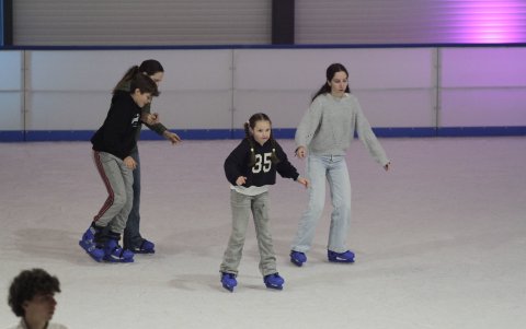 En Blizz, la pista se habilita durante una hora para los visitantes y hay equipamiento para los más chicos.