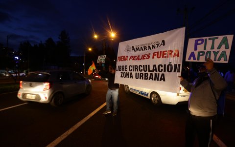 Los vecinos aseguran que l autopista General Rumiñahui está llena de grietas y baches.