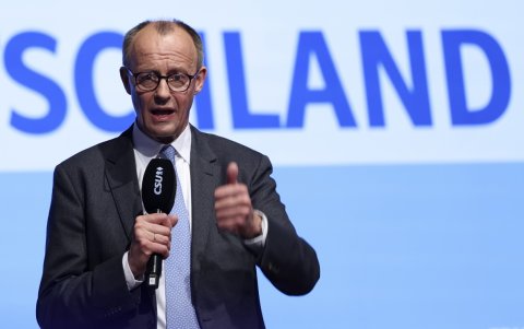 El presidente de la Unión Demócrata Cristiana (CDU) de Alemania, Friedrich Merz, habla durante el evento de campaña electoral final en Munich.