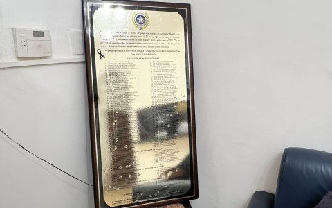 En la sala de espera del Colegio de Médicos del Guayas hay una placa que conmemora a los galenos de Guayas, Manabí, El Oro y Tungurahua que fallecieron en los cuatro primeros meses de la pandemia.