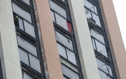 Realidad. La pintura actual se ha deteriorado con el transcurso de los años; y los ventanales, como se observa en la imagen están rotos o resquebrajados, lo que aumenta el peligro en el entorno.