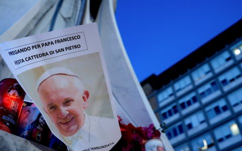 Un cartel con la imagen del papa Francisco fue colocado al pie de la estatua del papa san Juan Pablo II en el exterior del Hospital Universitario Gemelli, donde Francisco luchó contra una neumonía.