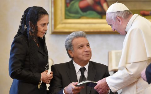 Lenin Moreno y su esposa, Rocío González Navas, durante una audiencia privada con el papa Francisco.