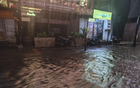 En Urdesa, algunos negocios están a la espera que el nivel del agua baje para reactivarse la noche de este 22 de febrero.