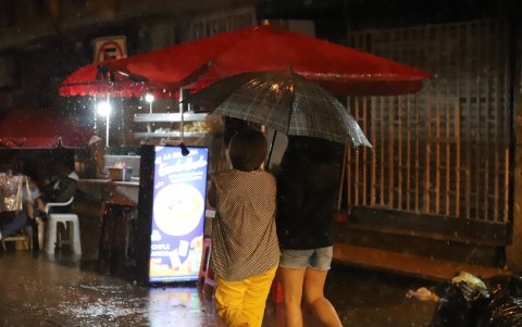 En el norte de la ciudad, en barrios como Miraflores y Bellavista las familias se desplazan a hacer compras cercanas bajo paraguas.