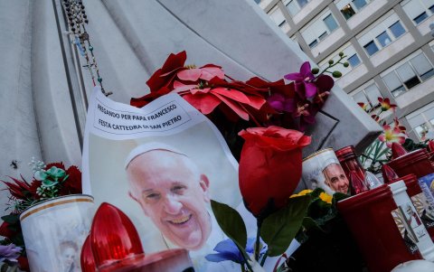 Fotos del papa Francisco a los pies de la estatua del papa Juan Pablo II enfrente del hospital Agostino Gemelli de Roma