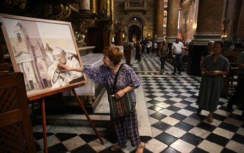 Una mujer toca la imagen del papa Francisco en una iglesia de Buenos Aires, el domingo 23 de febrero.