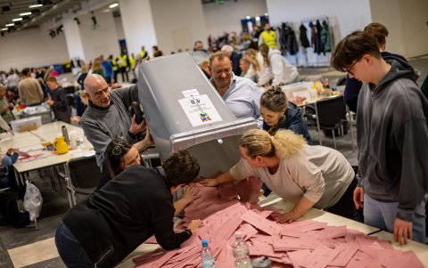 Español
ingles a

Los asistentes electorales mientras preparan el recuento de votos por correo para las elecciones federales, en Berlín, Alemania, el 23 de febrero de 2025.