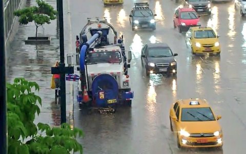 En la calle Eloy Alfaro, en el sur, se evidenció acumulación de agua la mañana de este lunes 24 de febrero.