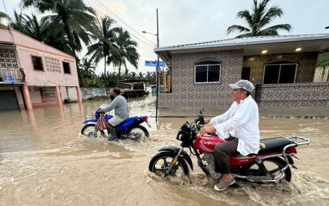 Ciudadanos pasan una vía en la parroquia Riochico, en Portoviejo.