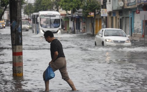 La fuerte lluvia que soportó Guayaquil entre la madrugada y mañana de este lunes 24 de febrero anegó varias calles.