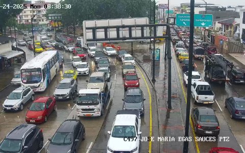 En la avenida José María Egas, junto a Sauces 3, se registró una alta congestión vehicular, la mañana de este lunes 24 de febrero.